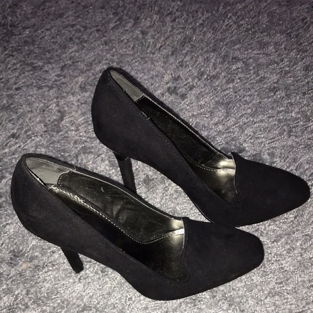 Black pumps